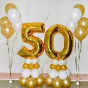 Стойки из шаров с золотыми цифрами 50 на юбилей, 2 стойки + 2 букета