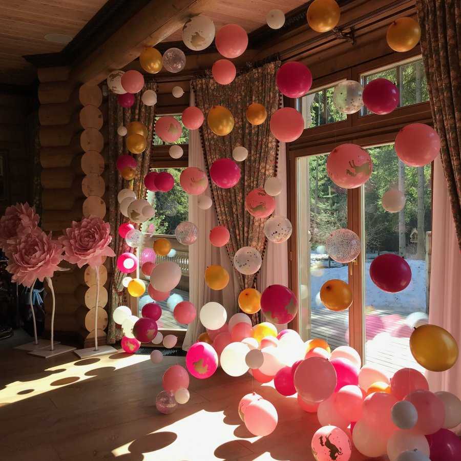 Купить дом шарами. Необычное украшение шарами. Гирлянда из воздушных шаров. Украшение стены шарами. Украшение магазина шарами.