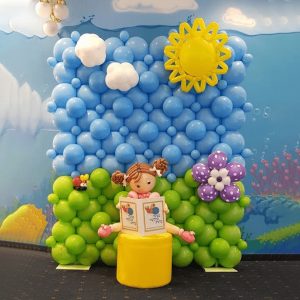 Фото-зона из шаров «Малышка с книжкой»
