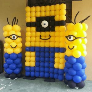 Панно из шаров и два столбика.