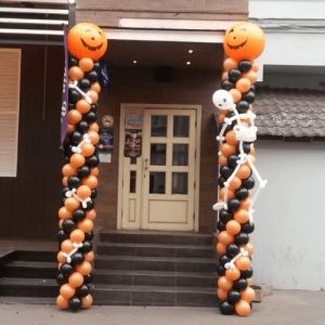 Гирлянда из шаров на вход черно-оранжевая «Смеющиеся тыквы», 1 метр.