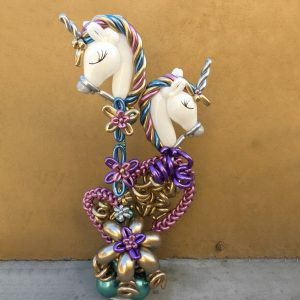 Стойка из шаров с двумя головами единорога.
